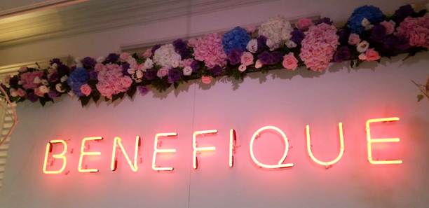 今年最美包裝誕生！搶眼被愛妝容 男人不愛也難