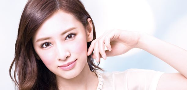 夏季淡雅色珠光彩妝，打造臉部微笑曲線