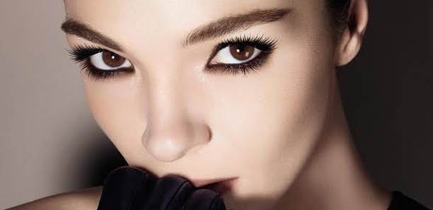 紀梵希彩妝套上皮革、哥德風高級訂製元素，讓女人的眼妝與唇辦別樹一格！｜彩妝推薦