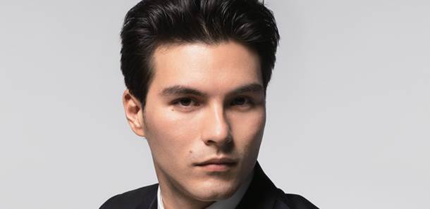 男神駕到！哥說：｢肌膚也要喝提神飲料｣