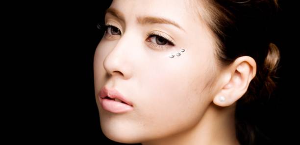 拯救「低頭族」眼周肌老化！+ONE%歐恩伊全新「黑鑽逆齡抗痕眼霜」讓細紋OUT｜眼霜推薦