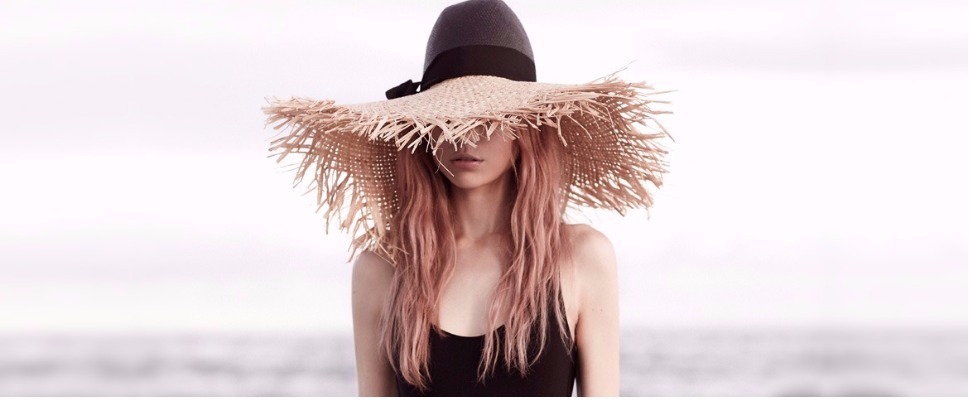 全球時尚編輯最愛借來拍照的帽子，原來就是這一頂～