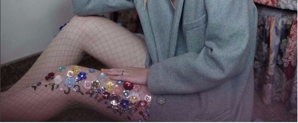 魚網襪變身立體刺繡花園真是美翻，要不要考慮來一雙？