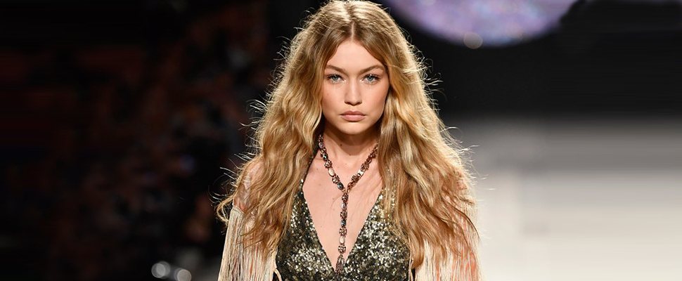 Gigi有練過小朋友不要學！腳踩「空氣高跟鞋」霸氣走秀